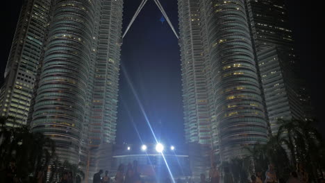Petronas-Towers-Bei-Nacht,-Kuala-Lumpur,-Malaysia