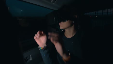 Frau-Benutzt-VR-Headset-Im-Auto