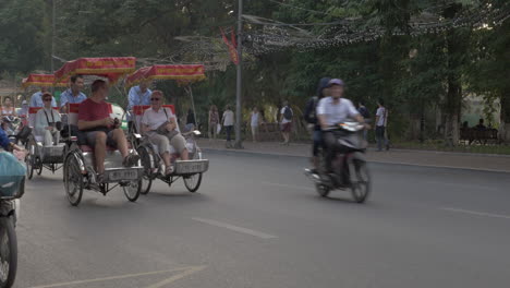 Turistas-Que-Viajan-En-Taxi-Triciclo-En-Hanoi,-Vietnam.