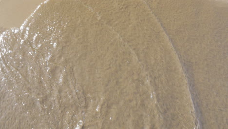 Meereswelle-Wäscht-Rio-Text-Aus-Dem-Sand