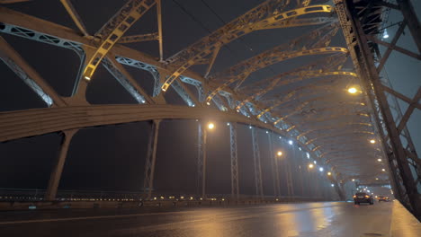 In-Sankt-Petersburg,-Russland,-Am-Abend-Auf-Einer-Belebten-Brücke-Vorbeifahrende-Autos