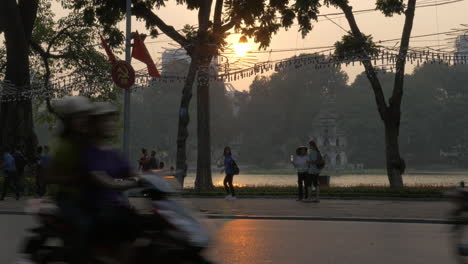 Verkehr-Auf-Der-Autobahn-Bei-Sonnenuntergang-Hanoi-Vietnam