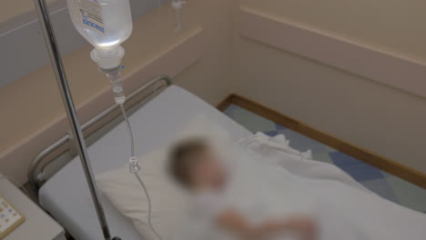 Niño-Enfermo-Y-Gotero-Médico-En-El-Hospital