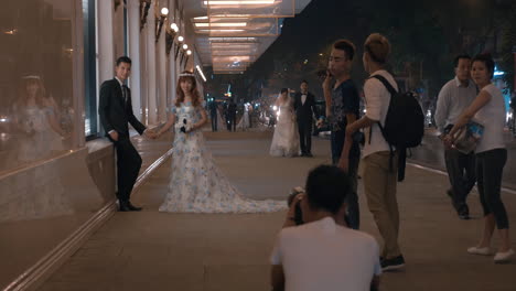 Vietnamesische-Braut-Und-Bräutigam-Beim-Fotoshooting-In-Hanoi,-Vietnam