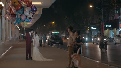 Hochzeitspaar-Mit-Luftballons-Beim-Fotoshooting-In-Hanoi,-Vietnam