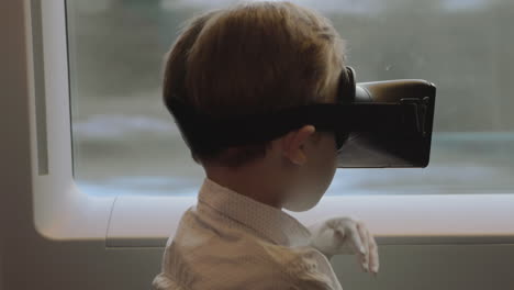 Kind-Hat-Spaß-Im-Zug-Mit-VR-Brille