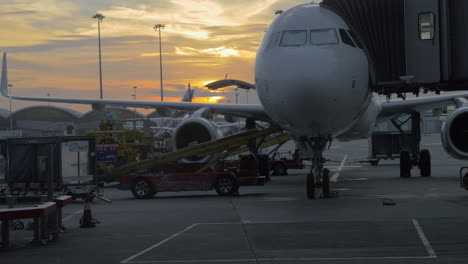 Timelapse-of-loading-airplane-at-sunset
