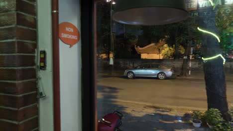 Zeitraffer-Des-Straßenverkehrs-Und-Des-Café-Interieurs-In-Hanoi,-Vietnam