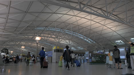 Halle-Mit-Menschen-Im-Incheon-International-Airport-Seoul-Südkorea