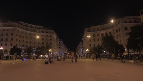 Thessaloniki-Griechenland---August202015-Abends-Laufen-Menschen-Durch-Die-Fußgängerzone