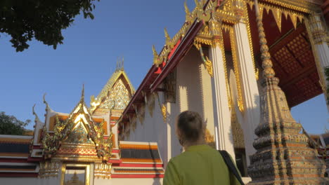 Frau-Besucht-Buddhistischen-Marmortempel-In-Bangkok,-Thailand