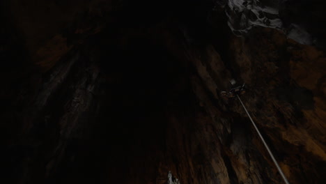 In-Den-Batu-Höhlen-Gesehene-Höhle-Mit-Stalaktiten-Und-Wandertouristen,-Die-Auf-Dem-Mobiltelefon-Ein-Wahrzeichen-Fotografieren
