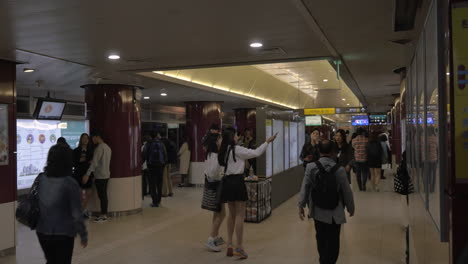 En-La-Estación-De-Metro-De-Seúl,-Corea-Del-Sur
