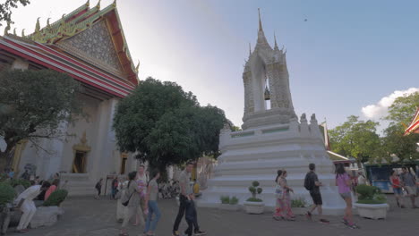Turistas-Que-Visitan-El-Templo-De-Mármol-En-Bangkok,-Vietnam