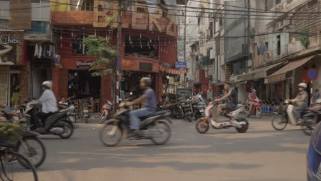 Transportverkehr-Durch-Straßencafé-In-Hanoi-Vietnam