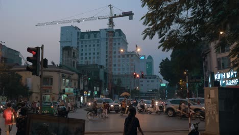 Caótico-Transporte-Por-Carretera-En-La-Noche-Hanoi-Vietnam