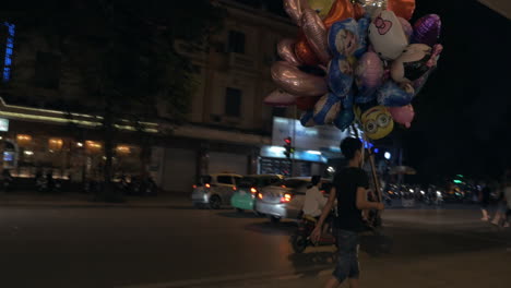 Straßenhändler-Mit-Einem-Haufen-Luftballons-In-Hanoi,-Vietnam