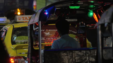 Tuk-Tuk-Und-Autotaxi-Auf-Der-Straße-Der-Nacht-In-Bangkok,-Thailand