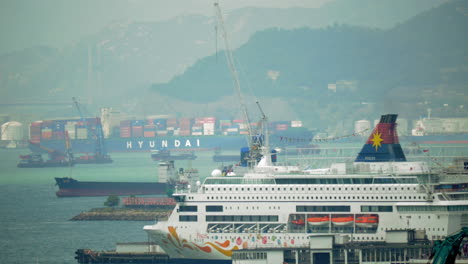 Blick-Auf-Den-Hafen-Von-Hongkong-Mit-Passagier--Und-Frachtschiffen