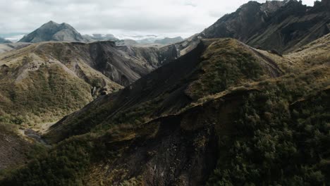 Luftaufnahme-Der-Grasbewachsenen-Waldbergketten-Des-Thor-Tals,-Berühmte-Wahrzeichenlandschaft-Des-Isländischen-Nationalparks