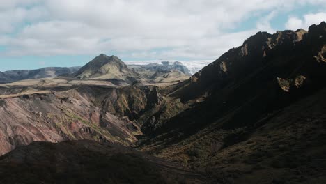 Montañas-Aéreas-Del-Bosque-Cubierto-De-Hierba-Del-Valle-De-Thor,-Volando-Sobre-El-Famoso-Paisaje-Emblemático-Del-Parque-Nacional-Islandés