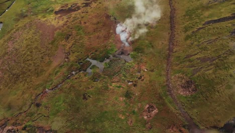 Unique-landscape-with-geothermal-hot-springs-and-steam-in-Hveragerði,-Iceland