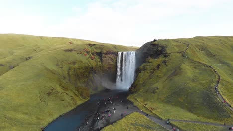 Touristen-Besuchen-Den-Berühmten-Skogafoss-Wasserfall-Im-Isländischen-Hochland