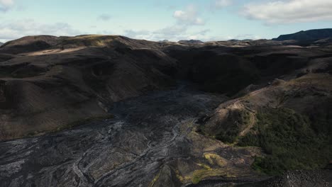 Luftaufnahmen-Des-Gletscherflussbetts-Von-Thorsmörk-In-Gebirgsketten,-Die-über-Die-Berühmte-Wahrzeichenlandschaft-Des-Isländischen-Nationalparks-Fliegen