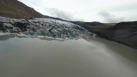 FPV-Aufnahme-über-Dem-Schmelzenden-Solheimajökull-Gletscher-Im-Sommer-Aufgrund-Des-Klimawandels