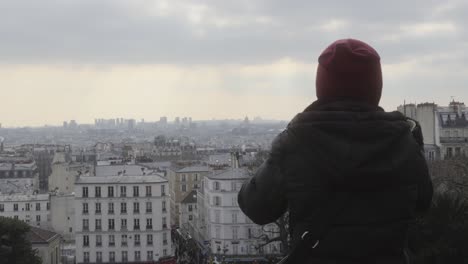Frau-In-Warmer-Kleidung-Beobachtet-Die-Stadt-Paris-An-Einem-Bewölkten-Tag-Von-Einem-Dach-Aus