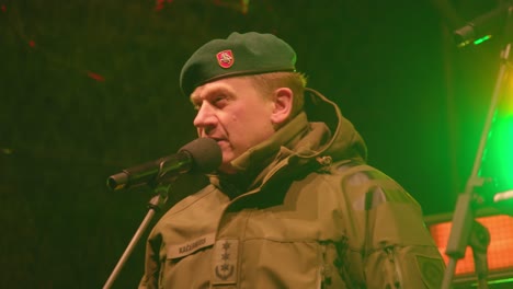 Litauischer-Verteidigungs--Und-Armeeprofi-Spricht-Auf-Der-Bühne-Im-Mikrofon
