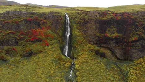 Cascading-Seljalandsfoss-waterfall-falling-over-mossy-cliff-in-Iceland