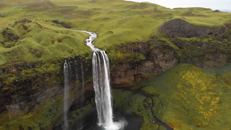 Der-Wasserfall-Seljalandsfoss-Stürzt-über-Eine-Felsklippe-In-Den-Darunter-Liegenden-Pool