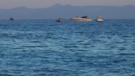 Freizeitboote-Treiben-Im-Blauen-Meer-Und-Wecken-Sommerfreude-Und-Urlaubsgefühle-Entlang-Der-Ruhigen-Küste-Des-Ionischen-Meeres-In-Albanien