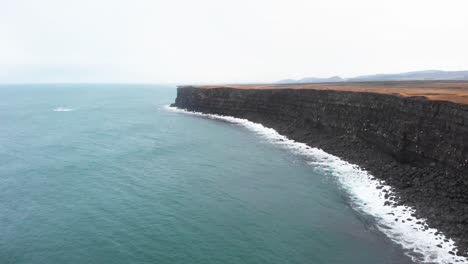 Krísuvíkurberg-Klippen-Aus-Kalter-Lava,-Geformt-Vom-Atlantischen-Ozean,-Island