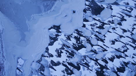 Luftaufnahmen-Vom-Gleiten-über-Die-Eisige-Fläche-Des-Michigansees