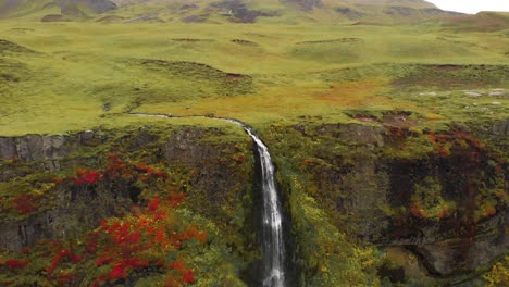 Seljalandsfoss-waterfall-flowing-over-verdant-highland-cliff,-Iceland