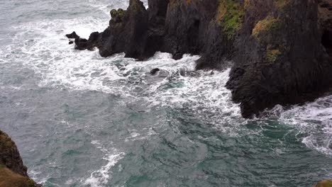 Wellen-Krachen-über-Die-Felsen-In-Island