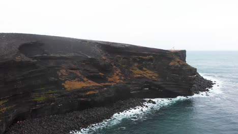 Acantilados-Volcánicos-Negros-De-Lava-Fría-De-Krísuvíkurberg-En-La-Costa-De-Islandia