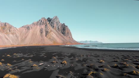 Playa-Stokksness-De-Arena-Negra-Y-Montaña-Escarpada-De-Vestrahorn,-Islandia