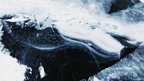 Drohnenaufnahmen,-Die-Anmutig-über-Die-Frostbedeckte-Oberfläche-Des-Michigansees-Gleiten