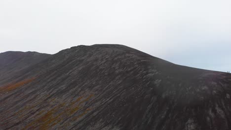 Riesige-Berge-Des-Vulkans-Fagradalsfjall-Mit-Aschefarbenen-Hängen,-Island