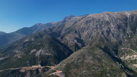 Las-Altas-Montañas-Se-Encuentran-Con-Vastos-Mares-En-Este-Cautivador-Destino-Turístico,-Que-Ofrece-La-Grandeza-De-La-Naturaleza-Y-El-Esplendor-Costero,-La-Majestuosidad-De-La-Riviera-Albanesa.