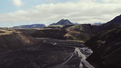 Luftaufnahmen-Von-Thorsmörk-Gletscherflüssen-In-Gebirgsketten,-Berühmte-Wahrzeichenlandschaft-Des-Isländischen-Nationalparks