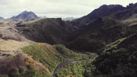 Río-Glacial-Del-Valle-Aéreo-De-Thor-Entre-Montañas-Cubiertas-De-Hierba,-Famoso-Paisaje-Emblemático-Del-Parque-Nacional-Islandés