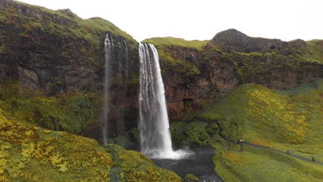 Menschen-Wandern-Auf-Dem-Weg-Unterhalb-Des-Wasserfalls-Seljalandsfoss-In-Island