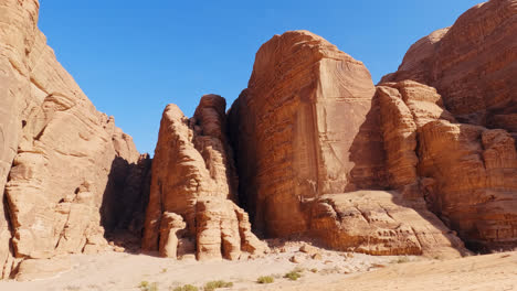 Schwenken-Sie-über-Sandstein--Und-Granittürme-In-Der-Historischen-Stätte-Wadi-Rum