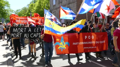 La-Gente-Se-Reúne-Para-Marchar-Por-La-Carretera-En-La-Cumbre-Del-G7-Portando-Banderas-Patrióticas.