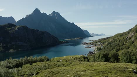 Toma-Aérea-De-Un-Paisaje-Escandinavo-Con-Espectaculares-Montañas,-Océano-Y-Vegetación-Verde