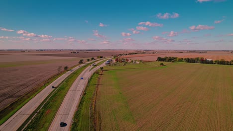 Traffic-Along-Highway-Near-Illini-Prairie-Rest-Stop-Northbound-In-Illinois,-USA